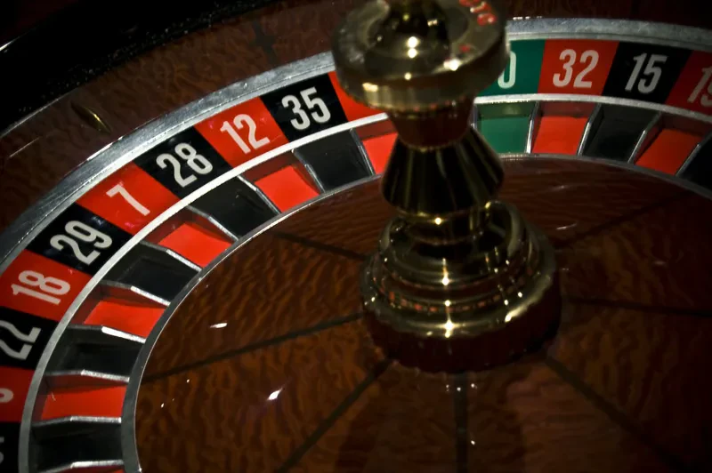La roulette est un jeu de table très connu dans le monde du casino terrestre
