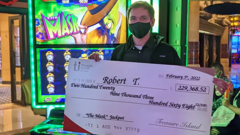 Robert Taylor pose avec son chèque de près de 230 000 dollars